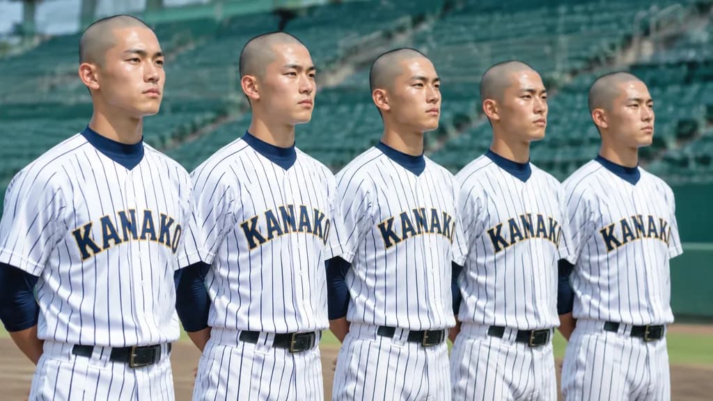 直立不動で整列する同一の野球選手たち