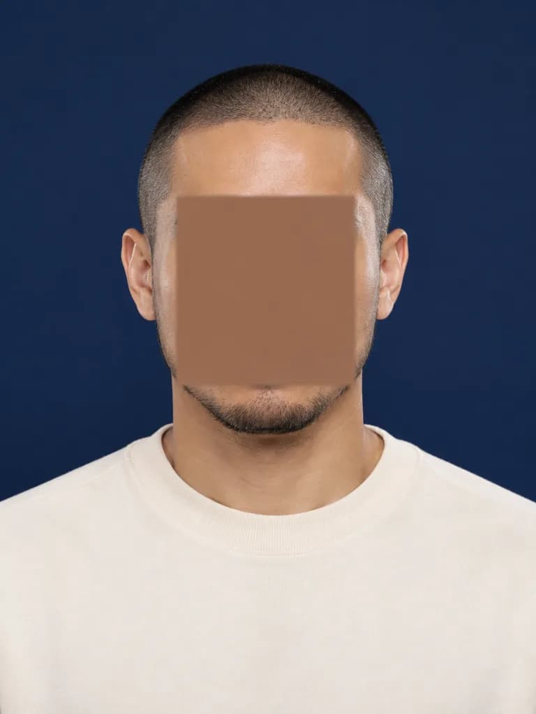 얼굴 검열 블록이 들어간 익명 스튜디오 인물 사진