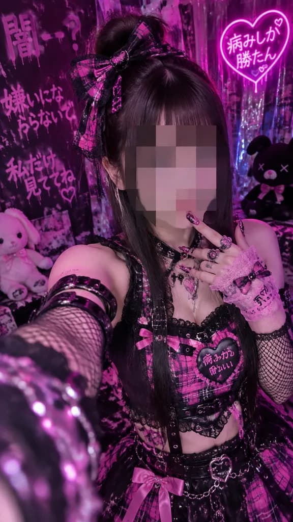 Censored Yami Kawaii Idol Selfie