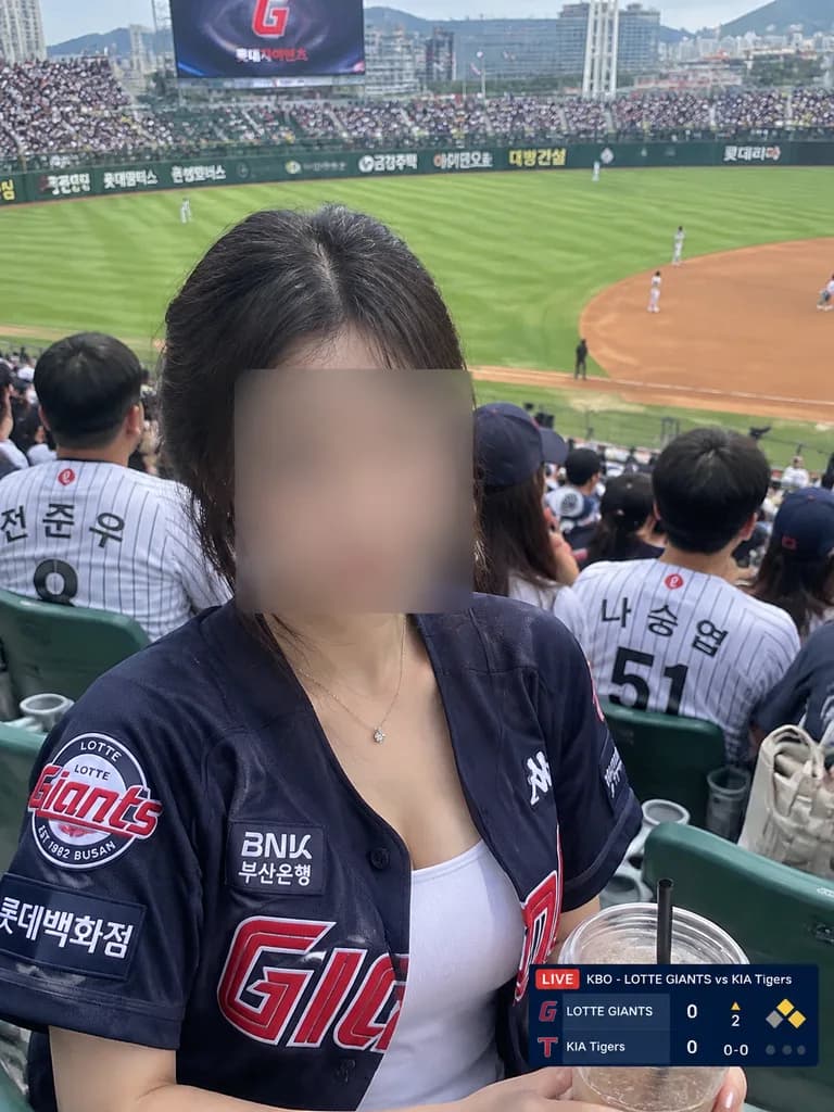 KBO Baseball Spectator Smartphone Snapshot