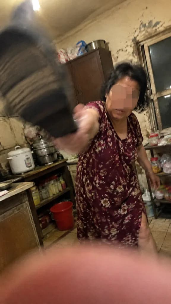 Foto Accidental de Chanclazo en la Cocina