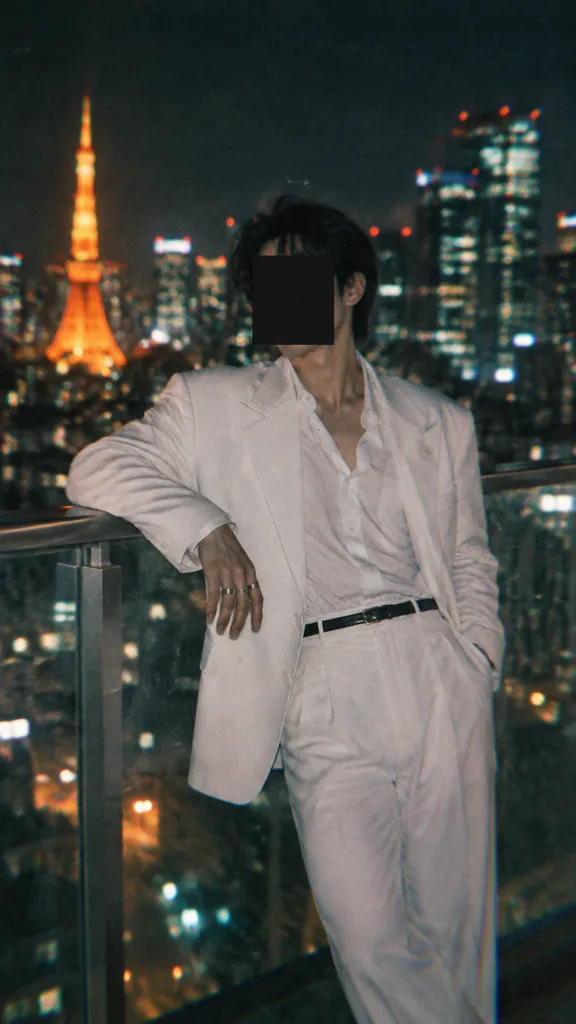 검열 블록 화이트 수트 도쿄 발코니 야경 포트레이트