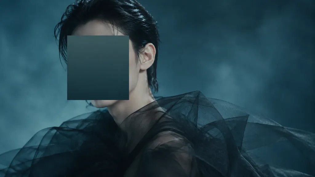 청록 톤의 익명 패션 에디토리얼 포트레이트