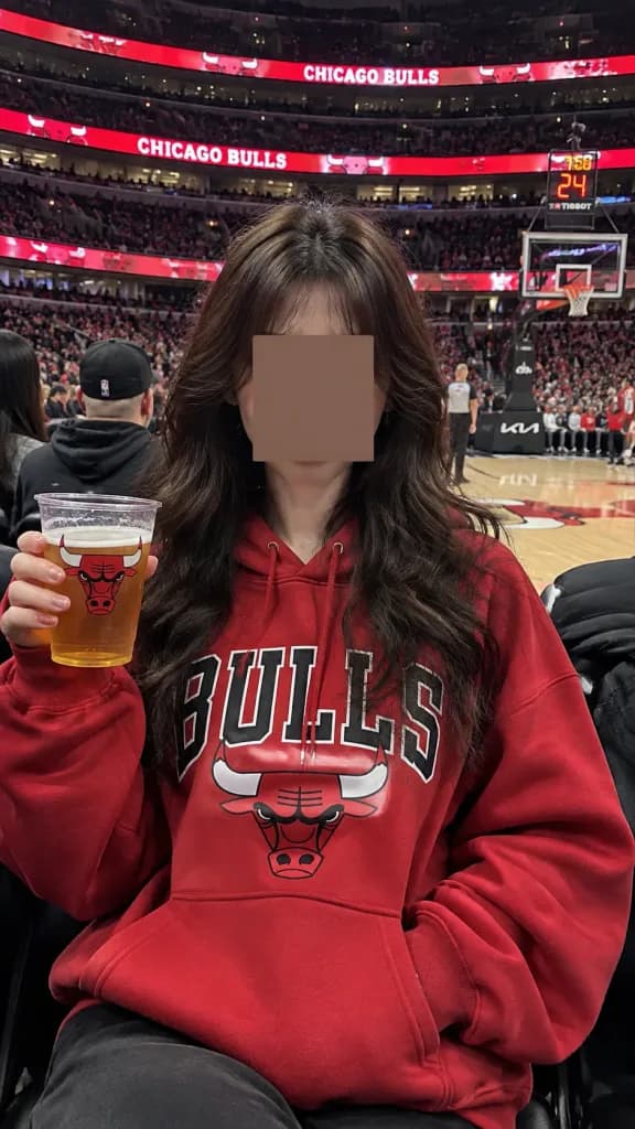 コートサイドのNBAファン風スマホポートレート