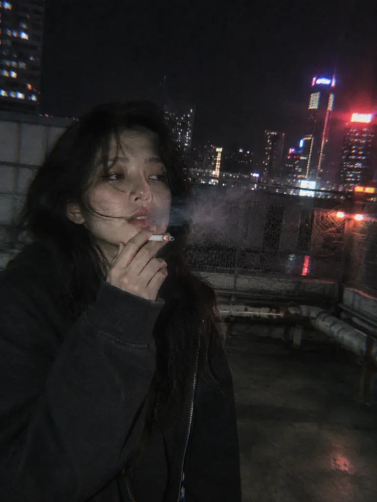 天台夜色隨拍抽菸人像