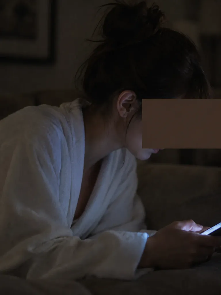 スマホの光が照らす目線隠しポートレート