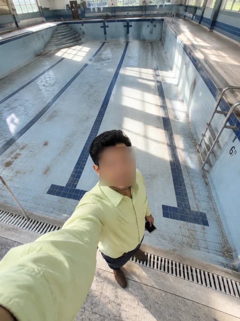 廢棄室內泳池俯角自拍