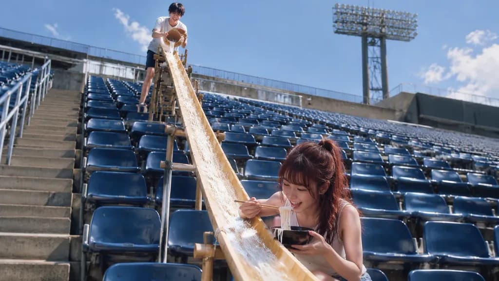 無人スタジアムの流しそうめん