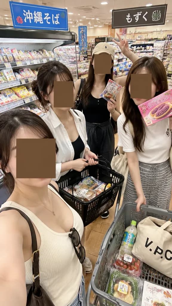 Selfie em Grupo no Supermercado de Férias