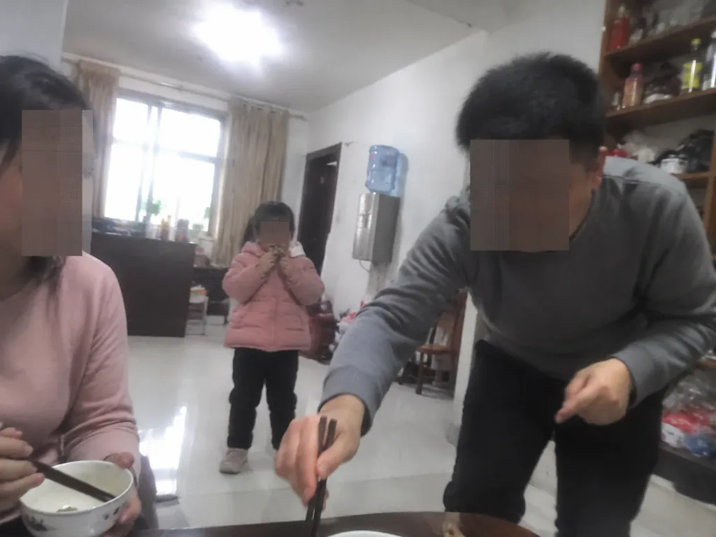 모자이크 처리된 아파트 가족 스냅 사진