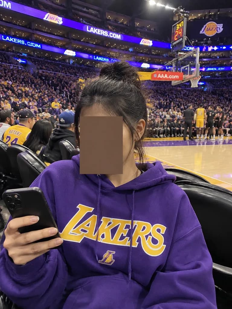 コートサイドのバスケファン スマホ写真