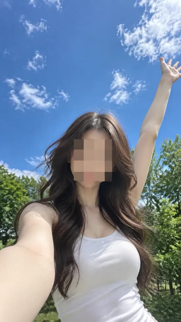 Selfie Anonimo al Parco con Cielo Soleggiato