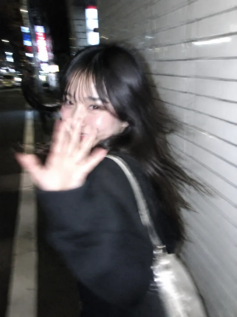 ブレた夜のスマホフラッシュスナップ