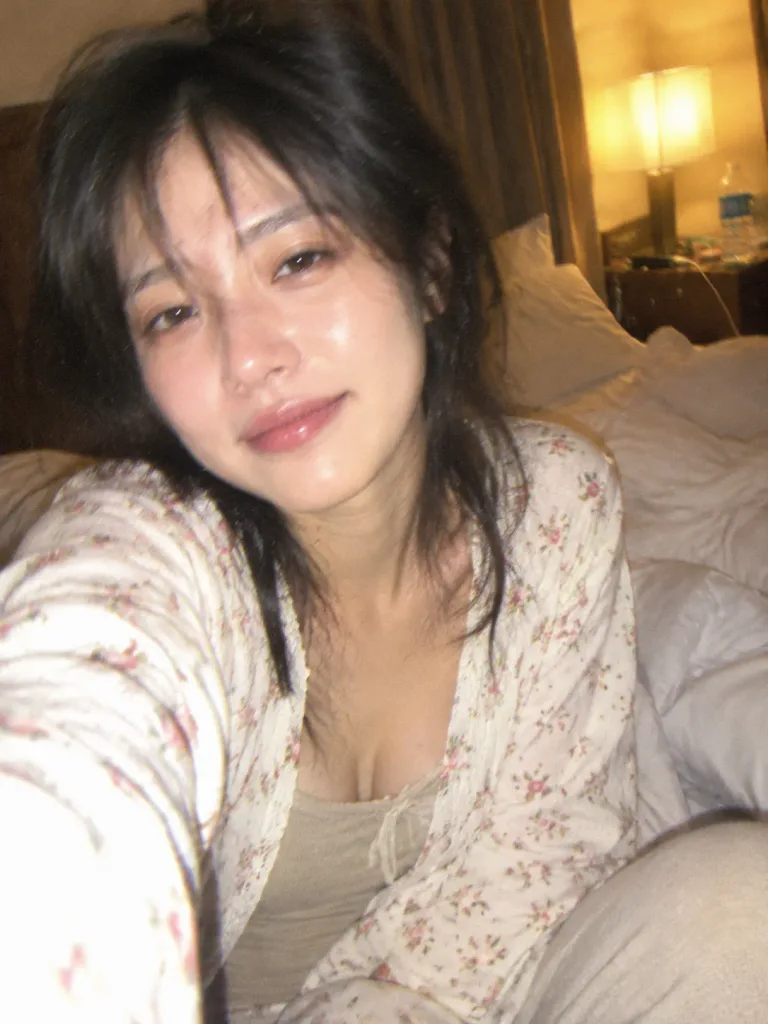 심야 호텔 플래시 셀카 스냅