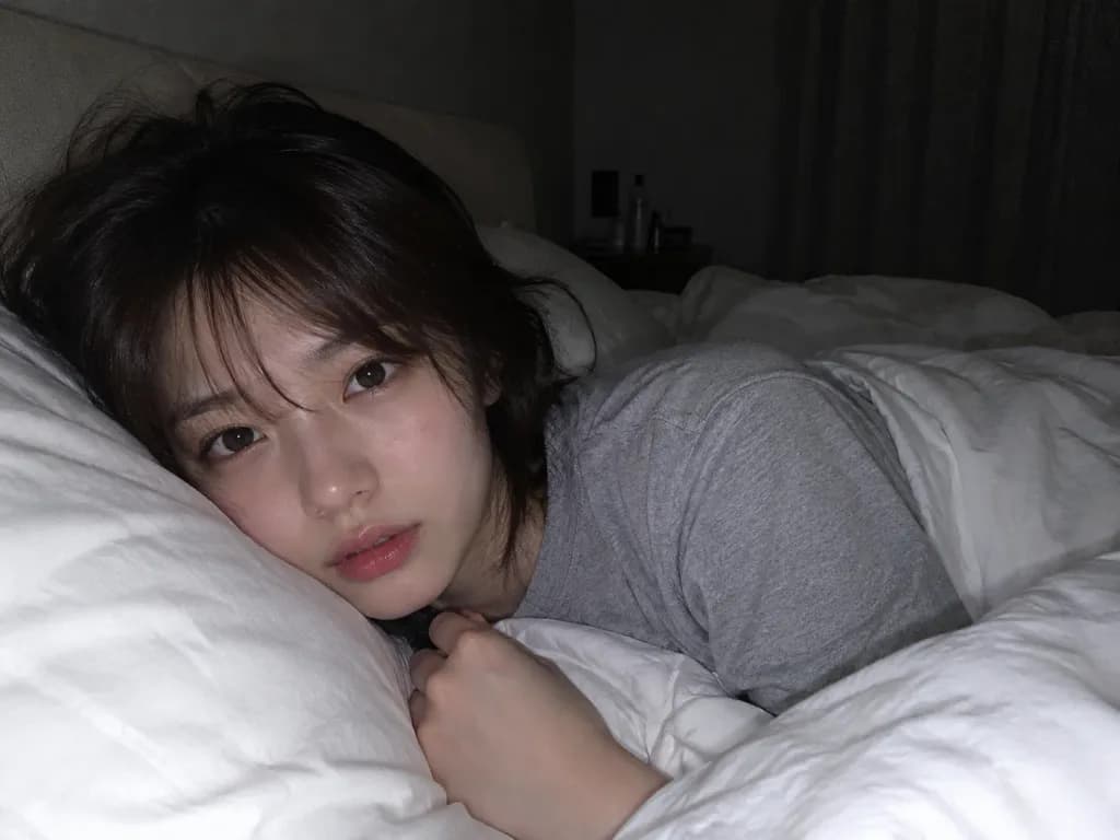 어두운 침실 침대 밤 인물 사진