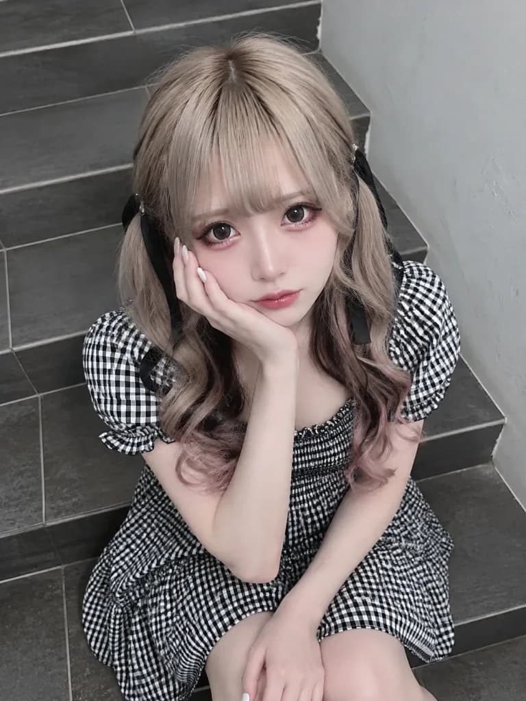 สาวสไตล์จิไรเคบนบันไดกระเบื้อง