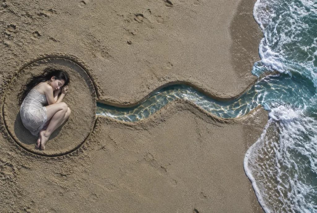 바다와 이어진 대지 미술 항공 뷰