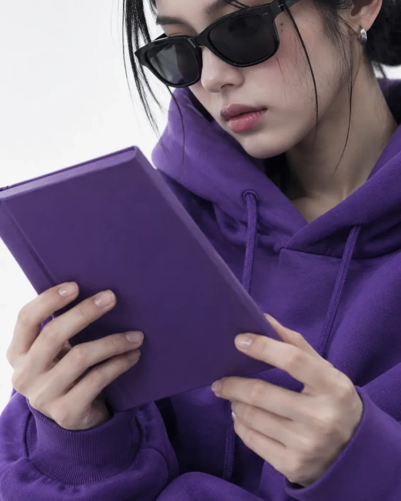 보라색 책을 든 에디토리얼 인물 사진