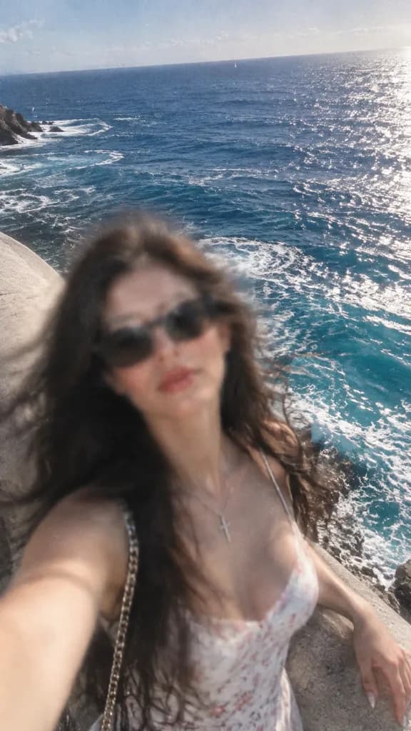 海にフォーカスしたピンボケ海辺セルフィー