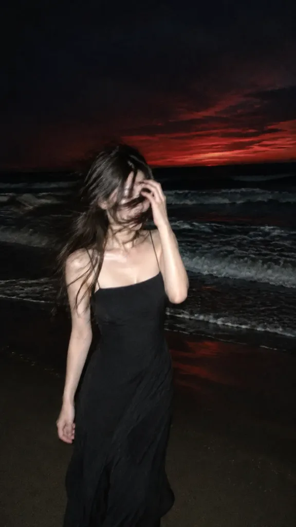 海灘夜間閃光燈隨性時尚抓拍