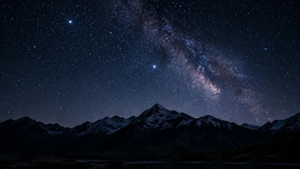 Silueta de montaña a medianoche bajo cielo estrellado