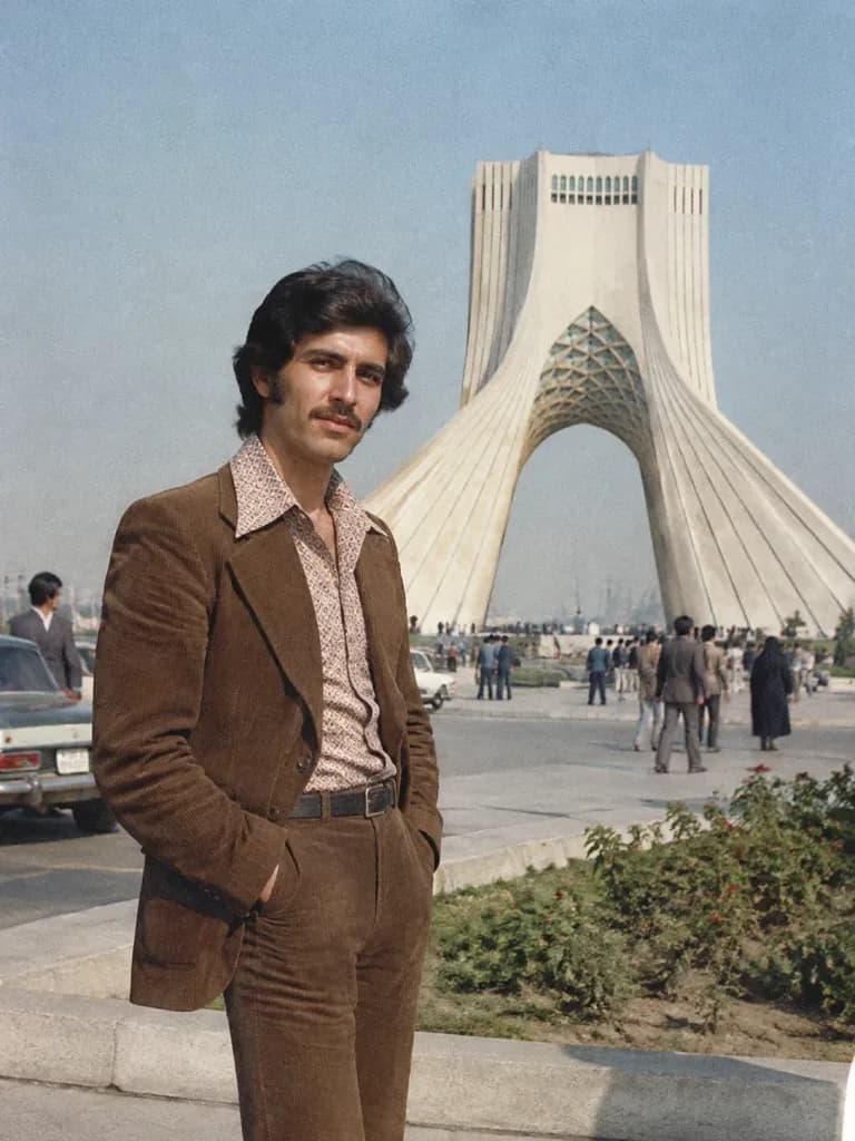 아자디 광장의 1970년대 빈티지 남성