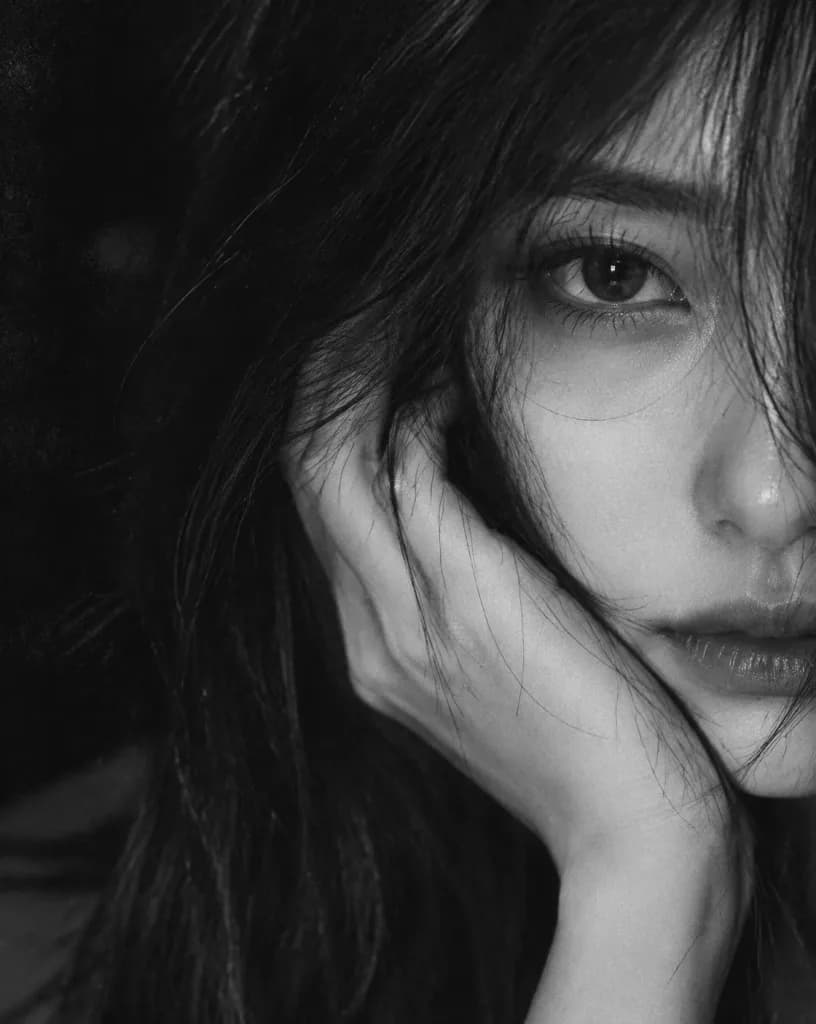 드라마틱한 흑백 얼굴 클로즈업