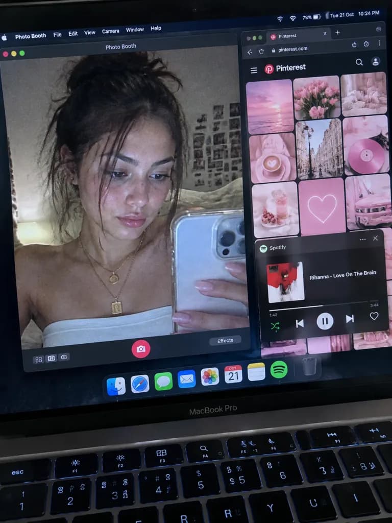 POV Layar MacBook dengan Photo Booth