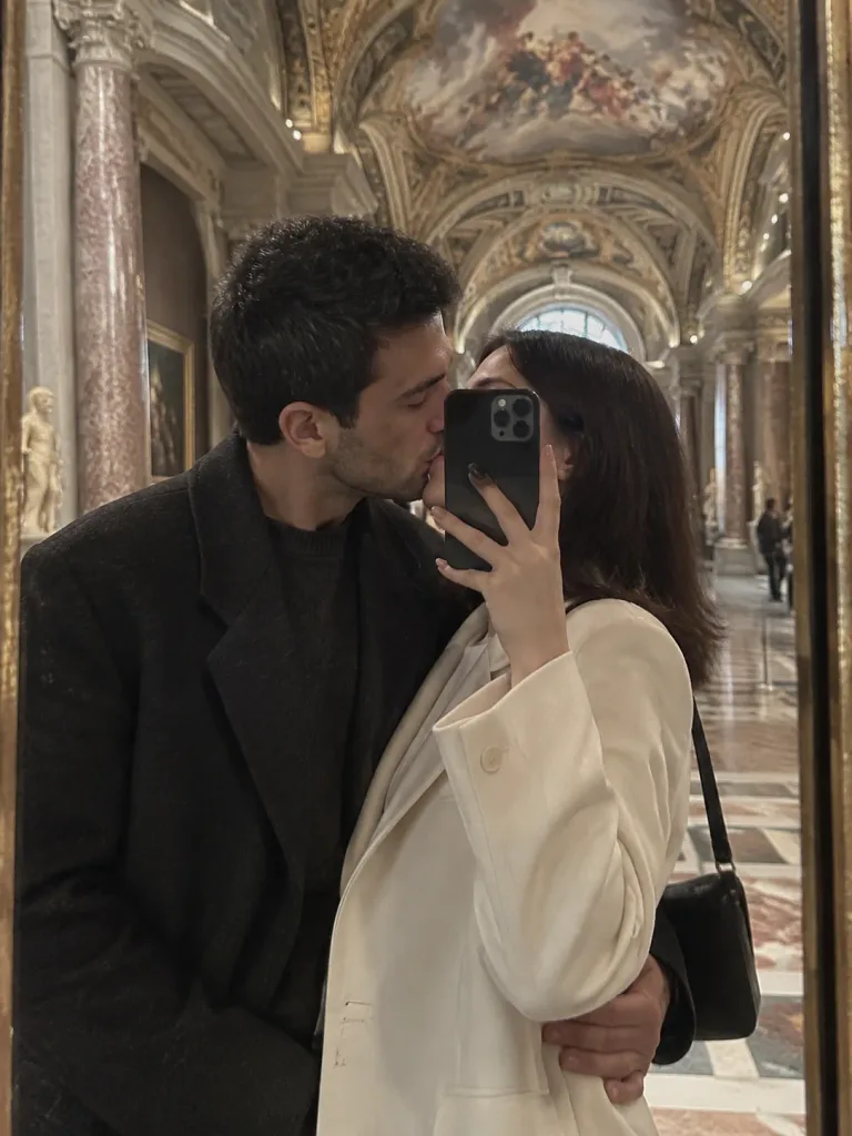 Kuss-Spiegelselfie im Museum