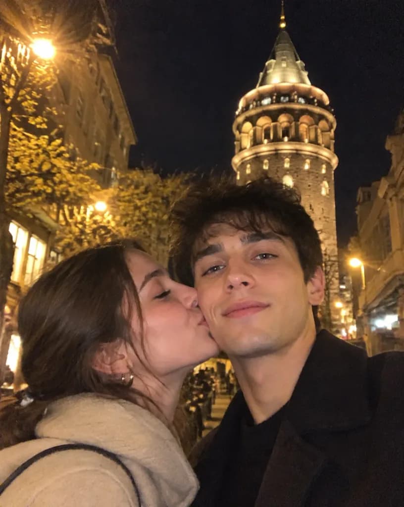 Selfie Malam Pasangan di Menara Galata