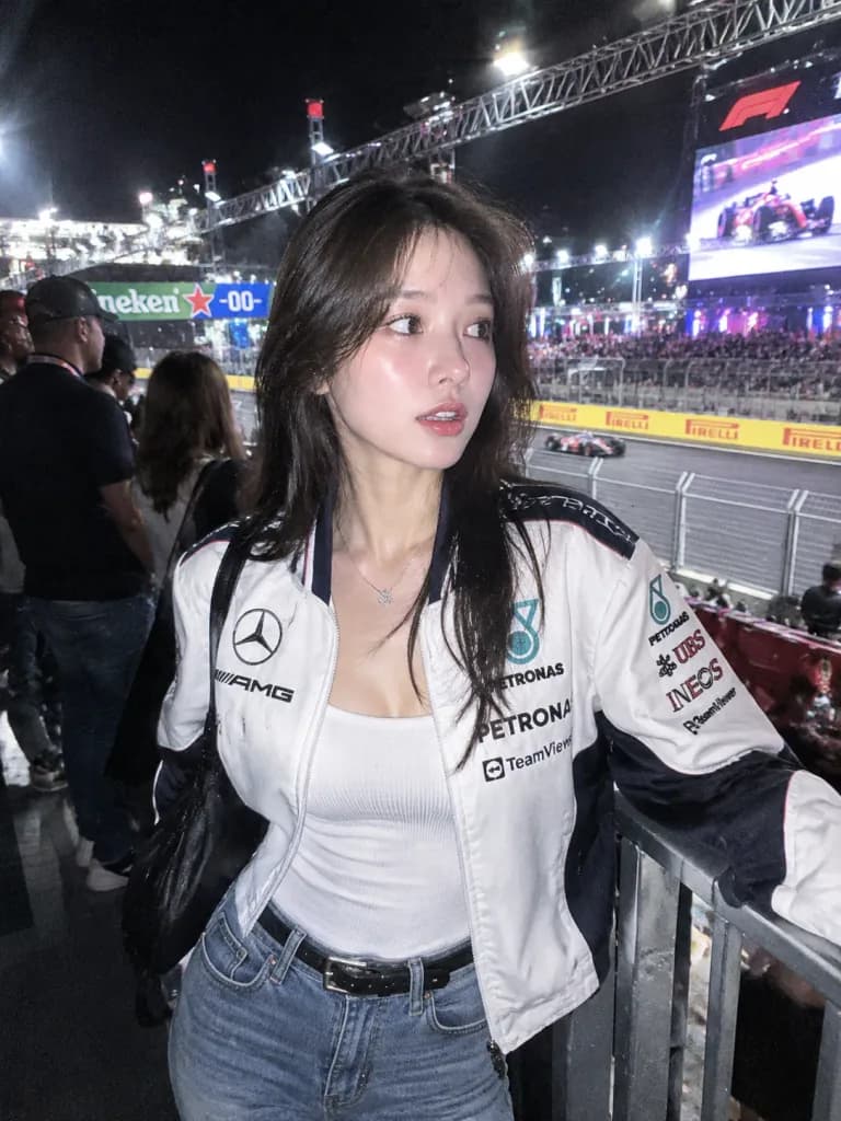 夜のサーキット場フラッシュスナップ