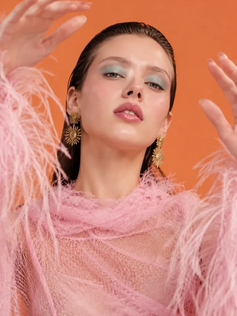 Студийный фэшн-портрет в стиле editorial