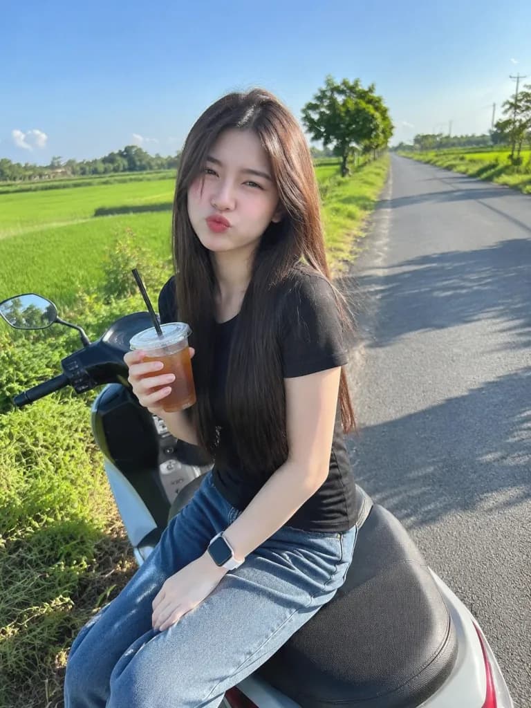시골길 스쿠터 위의 스마트폰 스냅샷