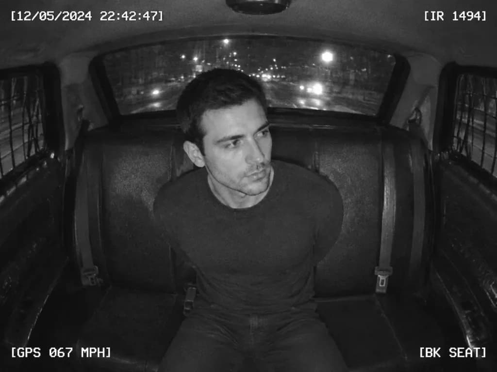 パトカー後部座席の赤外線監視カメラ映像