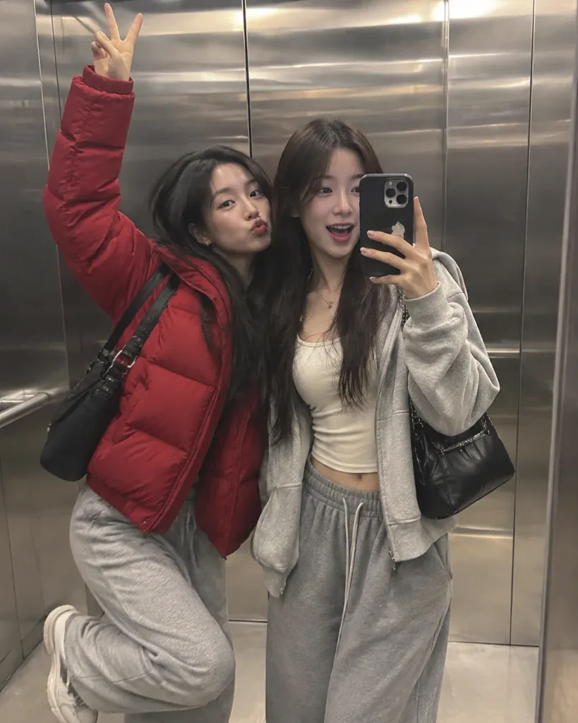 엘리베이터 거울 우정 셀카