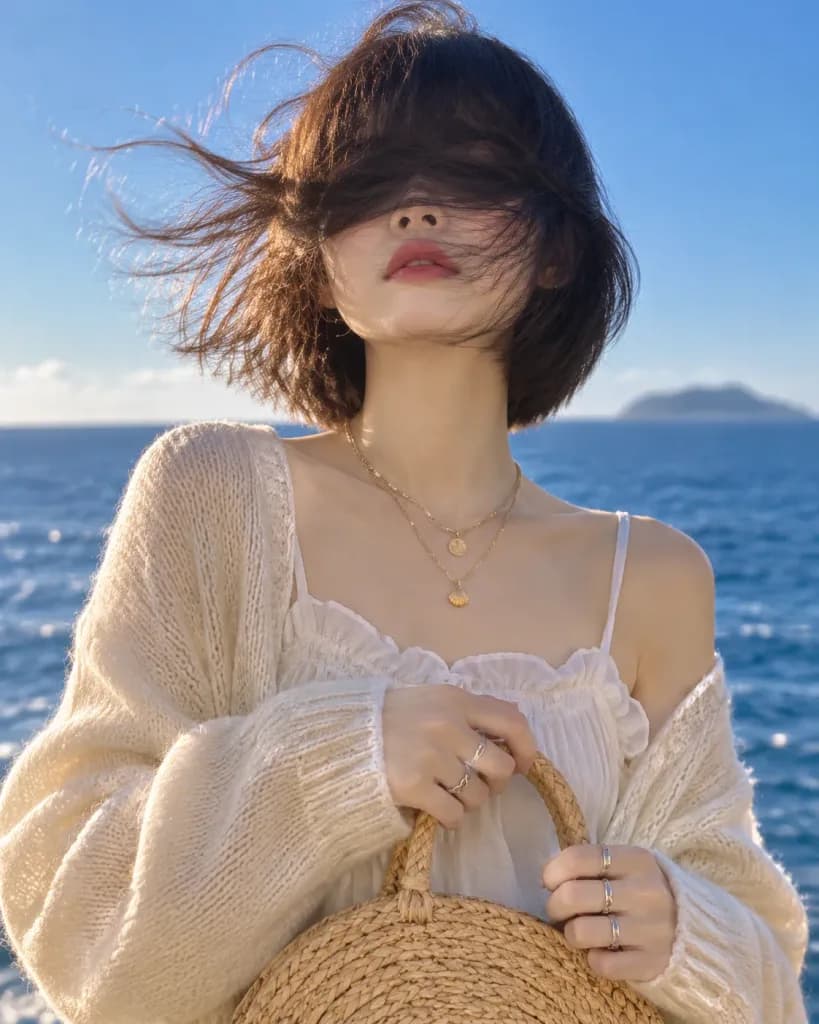 夕暮れの海風になびくポートレート